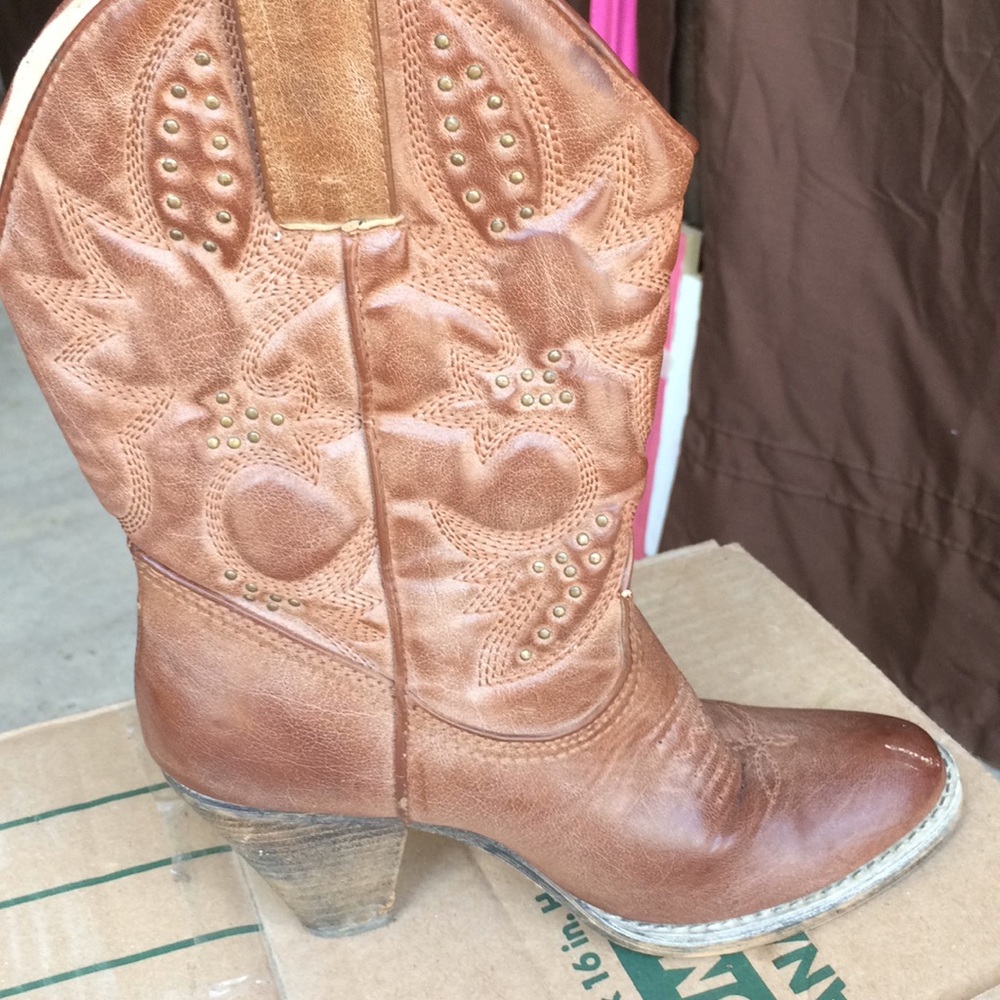 Very Vosatile cowgirl boots